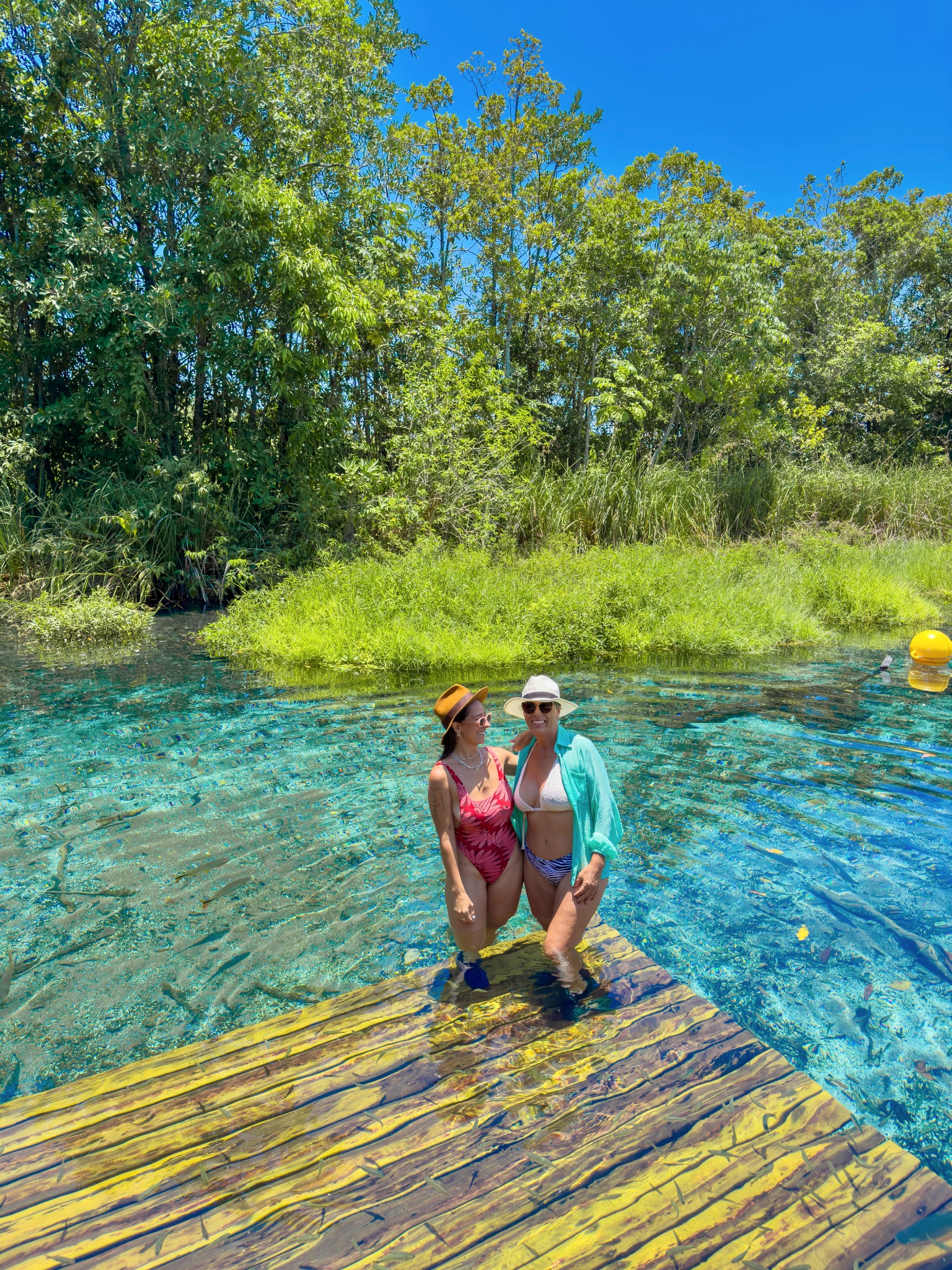 Visitantes nas águas cristalinas da Ceita Corê, em Bonito, Mato Grosso do Sul
